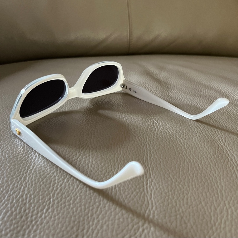 LIZ CLAIBORNE UV Sunglasses Oval Square White Plastic Gold Accent Italy Made Vtg - Picture 9 of 16